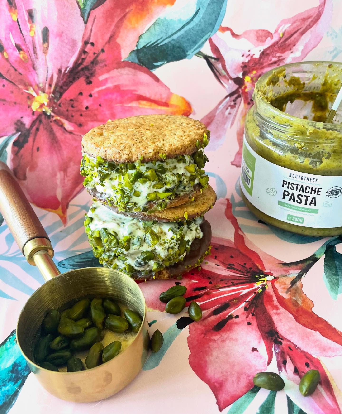 Zin in een lekkere ijssandwich? De lekkerste verkoeling ever!
☀️ 
🍦 Slagroomijs
🍦 Pistachepasta @noototheek 
🍦 grofgehakte pistachenoten @noototheek 
🍦 4 chocolade biscuitjes

Doe twee flinke bollen slagroomijs in een bakje en laat wat zachter worden. Roer er twee eetlepels pistapasta door. Zet een kwartiertje terug in de vriezer.
Neem twee chocoladebiscuitjes, leg een bol op elk koekje en leg er een tweede biscuitje op. Druk iets platter en rol de zijkanten door de grofgehakte pistachenoten.
#gekregen #noototheek #ijs #ijssandwich #pistache #pistachepasta #zomer #verkoeling #noten #iscreamyouscreamweallscreamforicecream