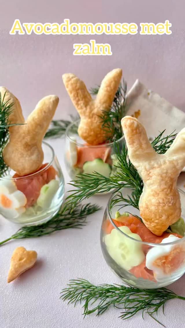 Deze avocadomousse met zalm is de ster van jouw paasbrunch 🐣 

Voor 4 personen:
1 avocado 🥑 
2 eetlepels crème fraiche 
Peperen zout 
1 rol @tantefannydegen bladerdeeg
2 eieren
Kwart komkommer
100 gram gerookte zalm
Dille

Steek paashaasjes uit het bladerdeeg. Bestrijk met een geklutst ei en bak 10 minuten in een oven op 200 graden.
Kook het andere ei hard. Maak bloemen van het ei en de komkommer zoals in de video. Pureer de avocado metde crème fraiche en breng op smaak met zout en peper.
Verdeel de avocado créme over 4 schaaltjes en verdeel hier de zalm en ei en komkommer bloemen over. Steek er de bladerdeeg haasjes en takjes dille in. 
#pasen #avocado #paasbrunch #bladerdeegrecept #gekregen