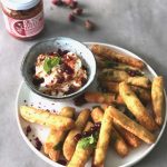 halloumi frietjes met rozenharissa dip