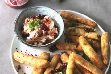 halloumi frietjes met rozenharissa dip