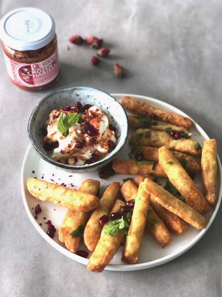 halloumi frietjes met rozenharissa dip