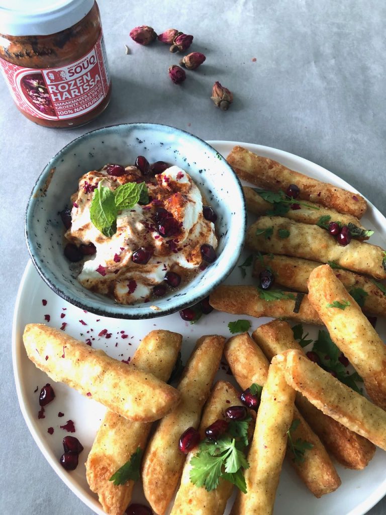 halloumi frietjes met rozenharissa dip