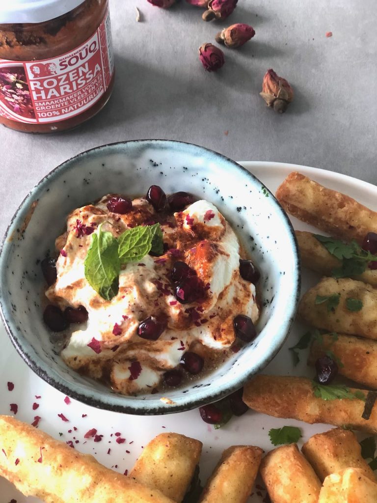 halloumi frietjes met rozenharissa dip