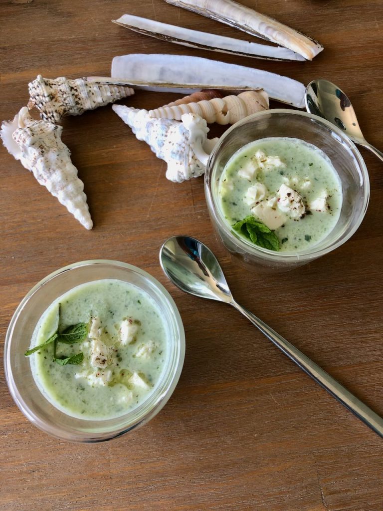 Koude komkommersoep met kokos en feta