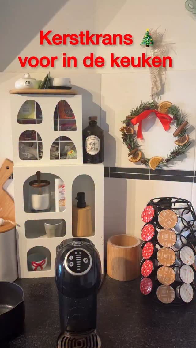 Deze kerstkrans voor in de keuken ziet er niet alleen leuk uit maar ruikt ook nog eens heel erg lekker. Ik merk dat ik het steeds leuker vind met mijn handen dingen te maken, ipv de hele tijd achter een schermpje te zitten. Heb jij ook een creatieve uitlaatklep?
#kerstkrans #rozemarijn #diy #gedroogdfruit #kaneel #kerstdecoratie #kerstdiy