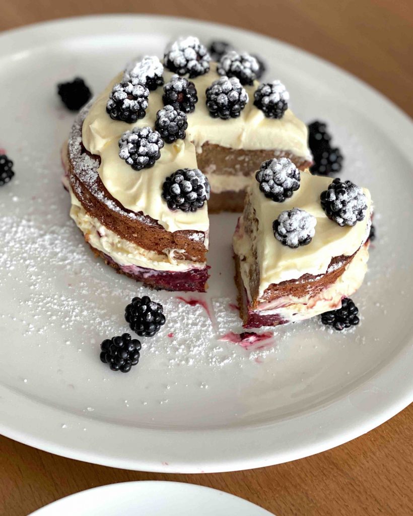 Bananencake met mascarponeroom en bramen