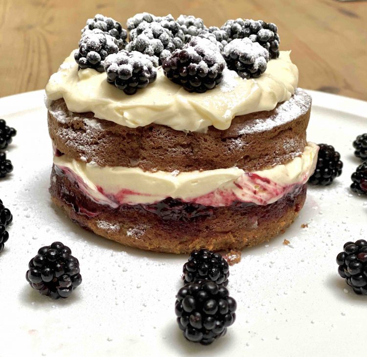 Bananencake met mascarponeroom en bramen