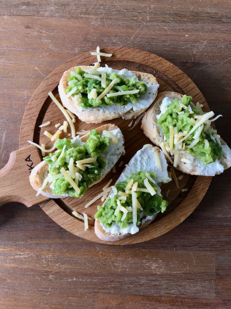 Bruschetta met tuinbonen tapenade