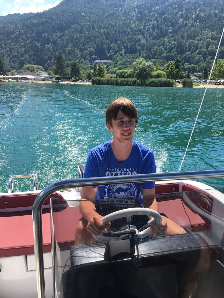 Motorboot op het meer