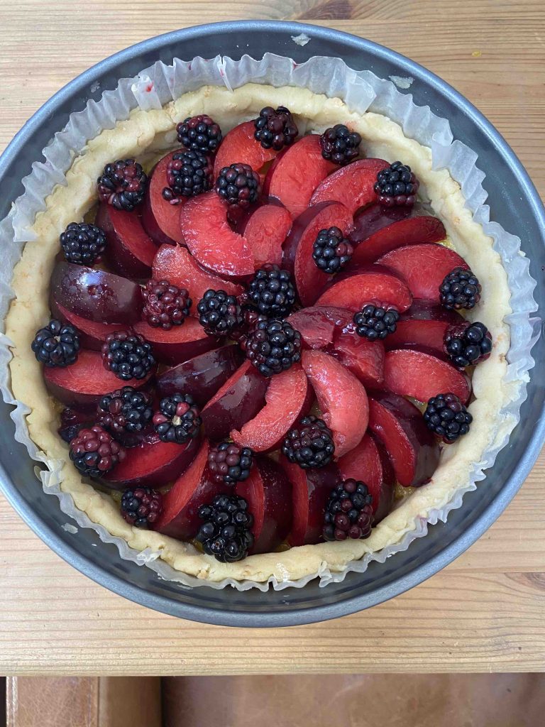 Pruimen-bramen crumble taart