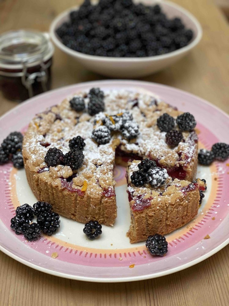 Pruimen-bramen crumble taart