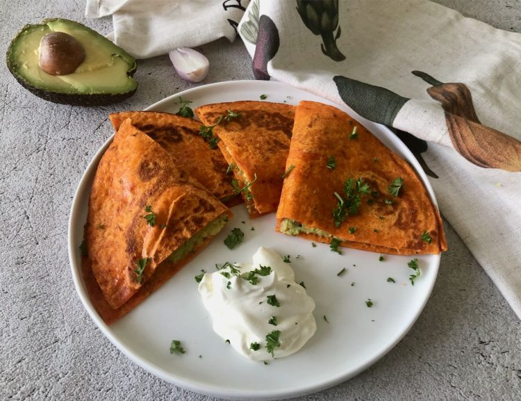 Quesadilla met avocado en kaas