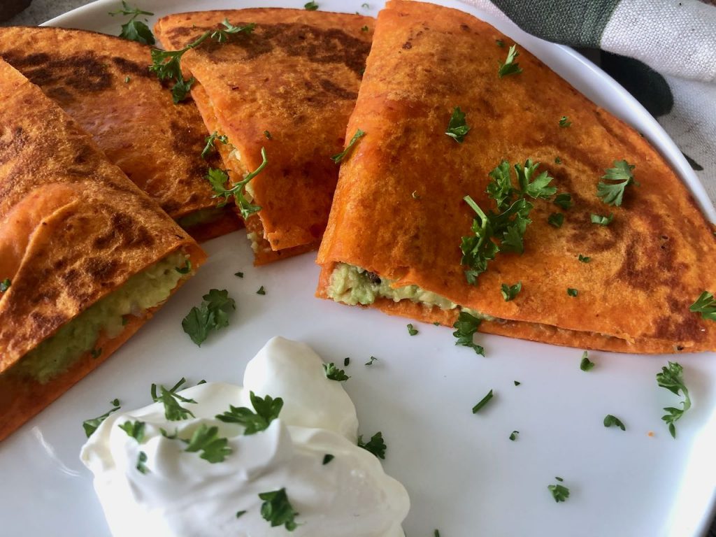Quesadilla met avocado en kaas