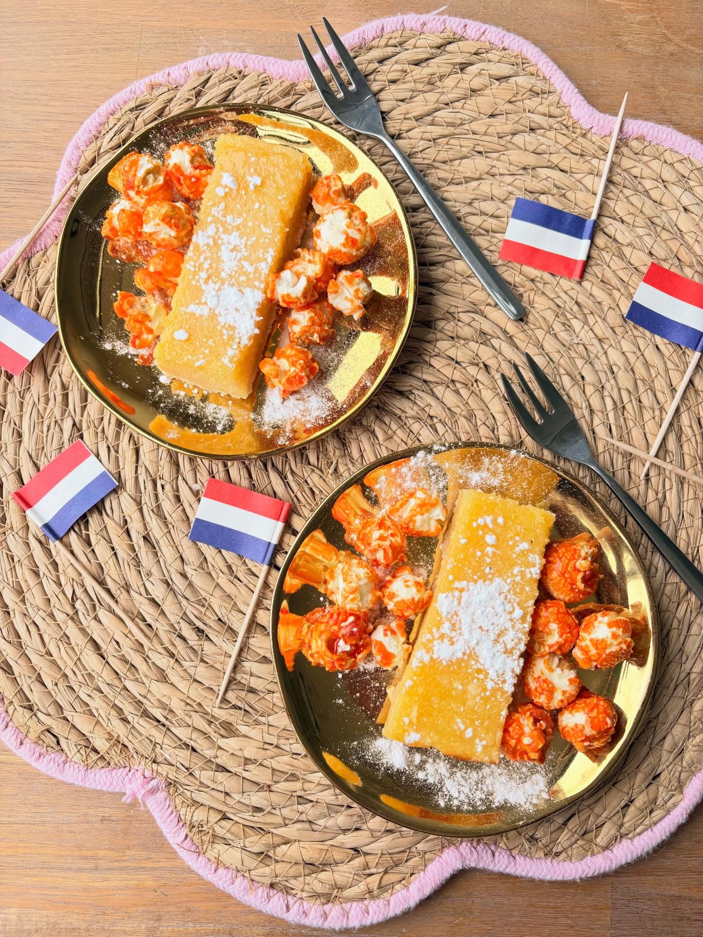 In plaats van die eeuwige oranje tompouce maakte ik voor Koningsdag 👑 deze lekkere orange bars. Een zoete koekbodem met frisse sinaasappel ‘gelei’, die je in een handomdraai op tafel zet!

Wat heb je nodig (voor een kleine bakvorm, 20x20 cm)

135 gram bloem (100 + 35 gram)
30 gram poedersuiker (+ extra om te  bestrooien)
85 gram roomboter
3 eieren
100 gram kristalsuiker
130 ml. sinaasappelsap 🍊 

Verwarm de oven voor op 200 graden. Smelt de boter op een laag vuurtje. Mix in een kom 100 gram van de bloem, de poedersuiker, snufje zout en de boter  tot een samenhangend deeg. 
Bekleed de bakvorm met bakpapier en verdeel het deeg over de bodem van de schaal.
Bak de bodem 15 minuten in de voorverwarmde oven. Ondertussen kun je de vulling klaarmaken: mix het sap met de eieren, de kristalsuiker en de resterende 35 gram bloem tot een luchtig en glad geheel. Haal de bodem uit de oven en giet de sinaasappelvulling erop. Zet terug in de oven en bak nog eens 25 minuten. Laat volledig afkoelen. Til voorzichtig uit de schaal en snijd in 10 gelijke repen. Bestrooi vlak voor serveren met wat poedersuiker.
#koningsdag #recept #orangebars