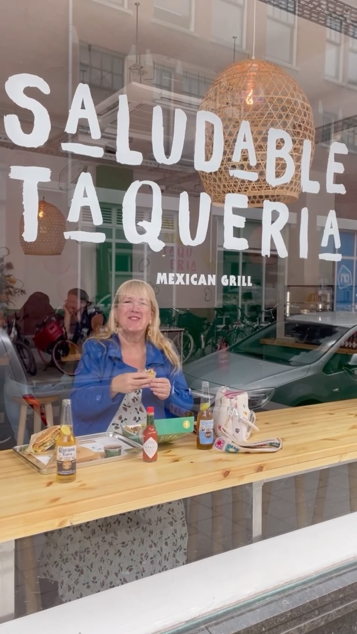 Ik mocht met Bodhi komen lunchen bij @saludabletaqueria waar ze gezond en vers bereid fastfood uit Mexico serveren. Op het grote scherm kies je eenvoudig je vulling en salsa voor je burrito, taco of bowl. 
🌮 
Ik ging voor de soft taco’s en koos voor drie verschillende vullingen van vis, kip en rundvlees. De taco’s bomvol pico de gallo proeven zo heerlijk vers, je eet je vingers er haast bij op! Ook leuk: ze hebben in dit filiaal ook een apart ontbijtmenu.
Je vindt deze taqueria aan de Frederik Hendriklaan 78, maar er zijn ook filialen aan de Goudenregenstraat en de Molenstraat. 
*uitgenodigd #saludabletaqueria #frederikhendriklaan #waareetdenhaag #fastfood #taco #burrito #restaurant #mexican #healthy