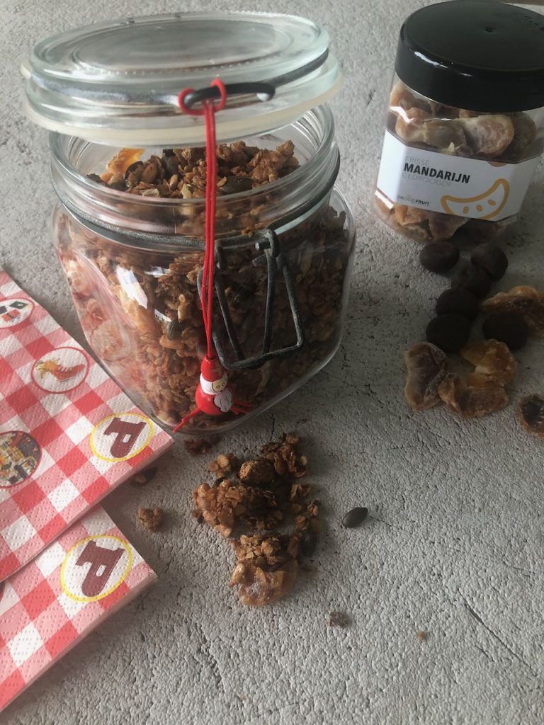 Granola met kruidnoten en mandarijn