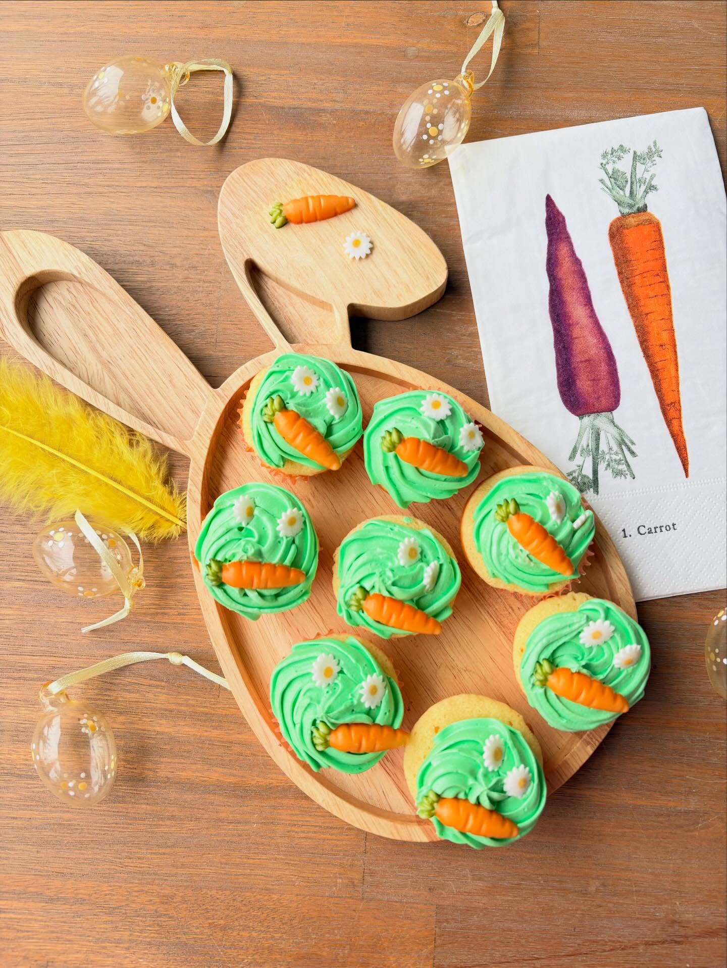 Mini cupcakes voor Pasen 🐣 
Met enchanted cream van @funcakes , groene voedingskleurstof en taartdecoratie worteltjes en bloemen tover je deze mini cupcakes om in paas cupcakes 🐣 
#cupcakes #pasen #bakken #nosponjustfan