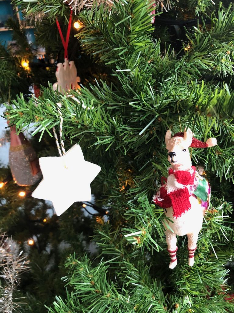 kerstdecoraties van zelfgemaakte klei