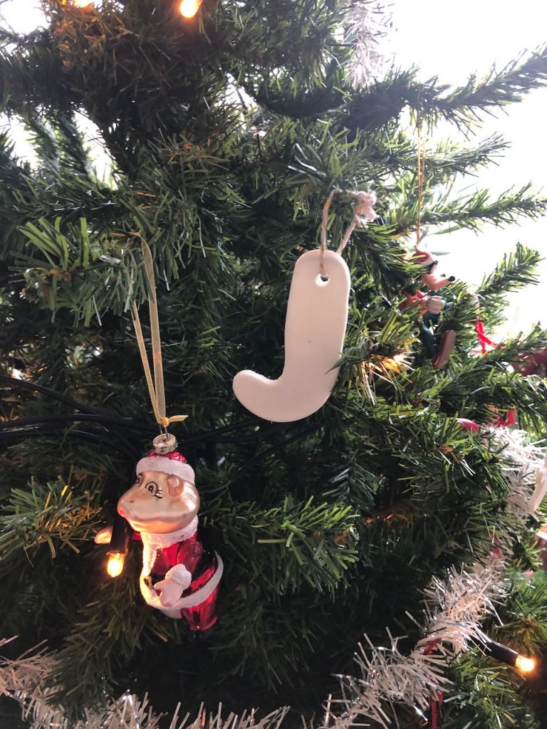 kerstdecoraties van zelfgemaakte klei