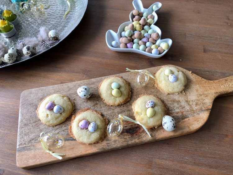 kaaskoekjes met dragee eitjes