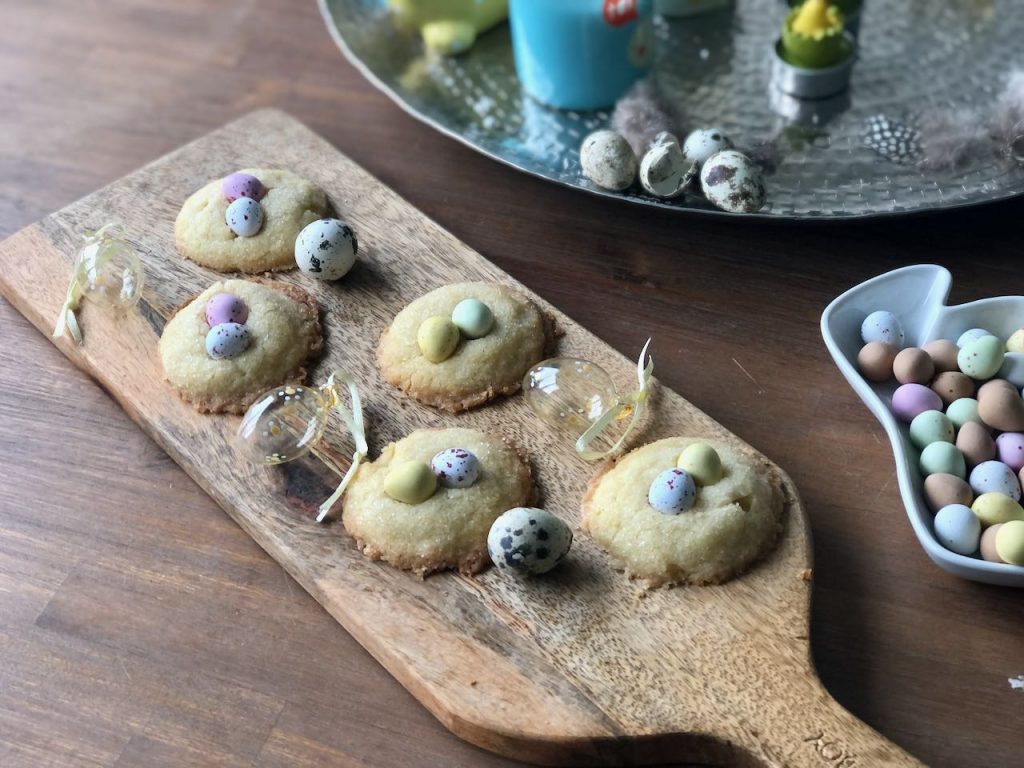 kaaskoekjes met dragee eitjes