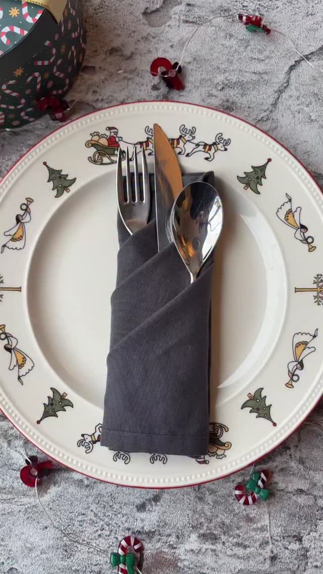 Mijn laatste post voorlopig, want druk druk druk met het kerstdiner. Wij vieren kerst dit keer de 24e, want morgennacht vliegen we lekker voor twee weken naar de zon. Ik wens iedereen hele fijne en vooral relaxte feestdagen. Lief xxx
Met een vierkant (linnen) servet maak je eenvoudig deze leuke presentatie voor je bestek! 
#diy #kerst #servet #servetvouwen #kerstdecoratie tafeldekken