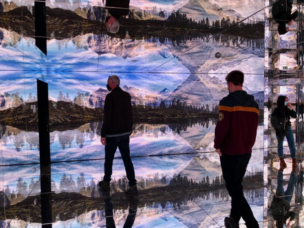 Lumen mirror room