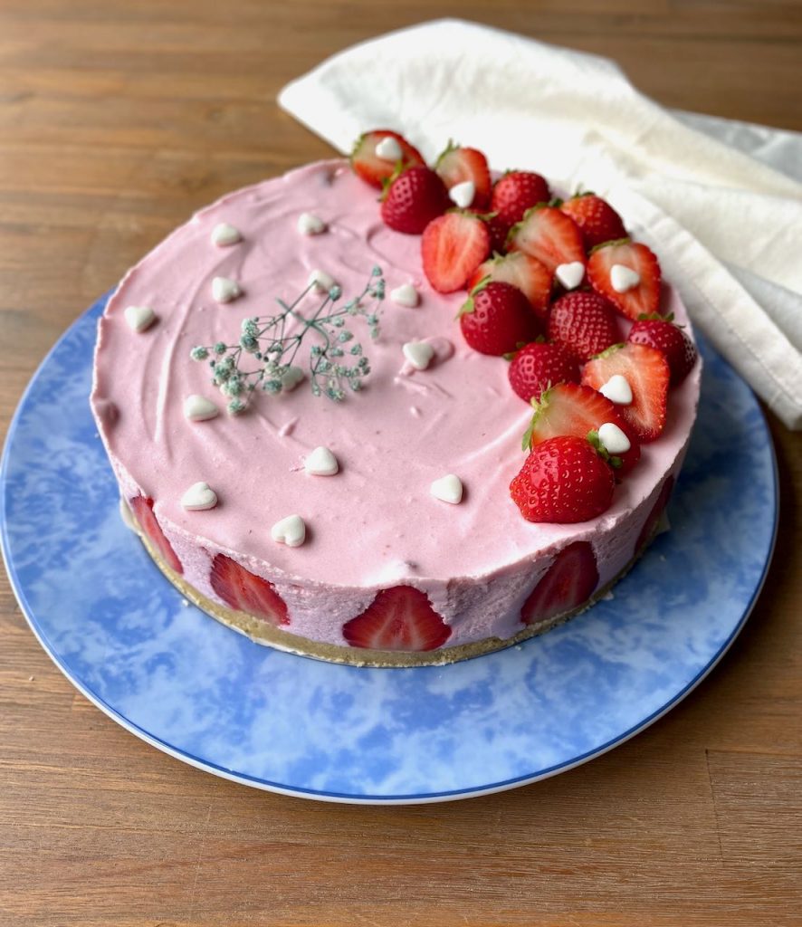 Kwarktaart met aardbeienrand