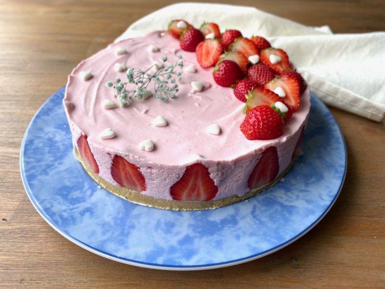 Kwarktaart met aardbeienrand