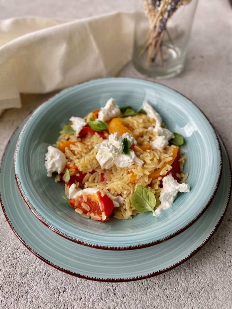Pasta met gegrilde paprika en burrata