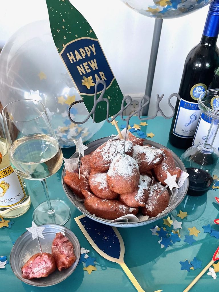 Roze oliebollen bakken