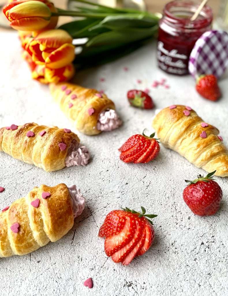 Croissant hoorntjes met aardbeienroom