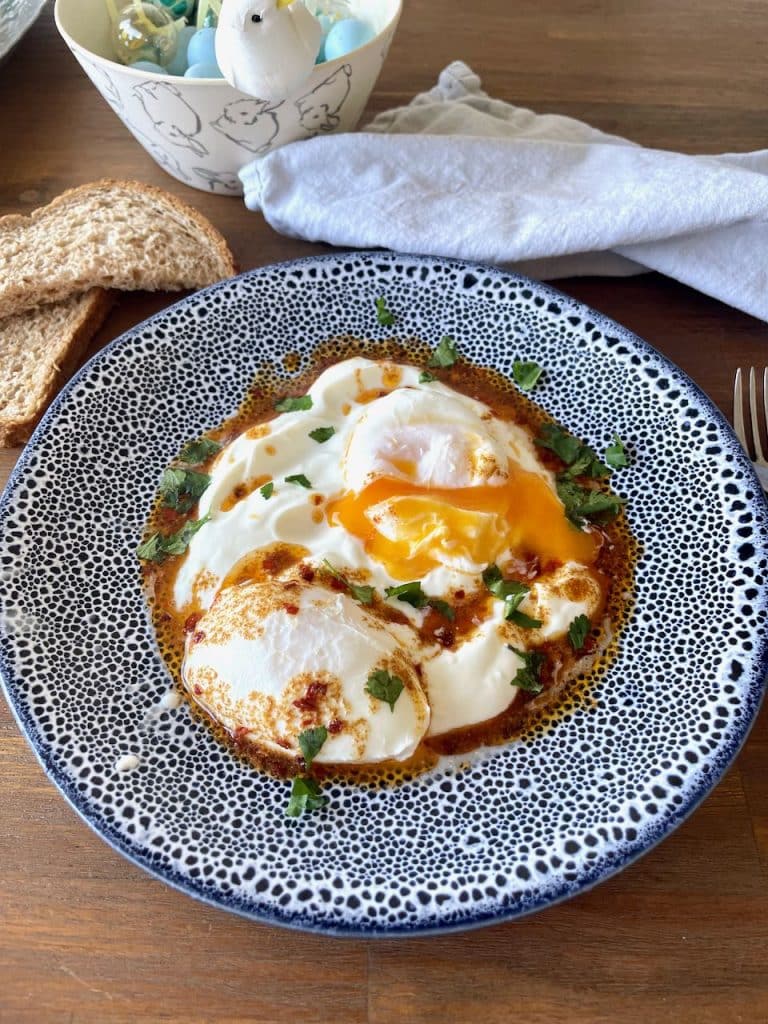 eiwitrijke ontbijtjes: cilbir recept turkse eieren