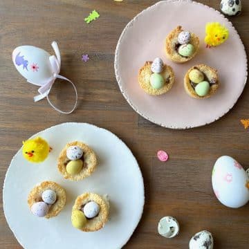 kokosnestjes met paaseieren