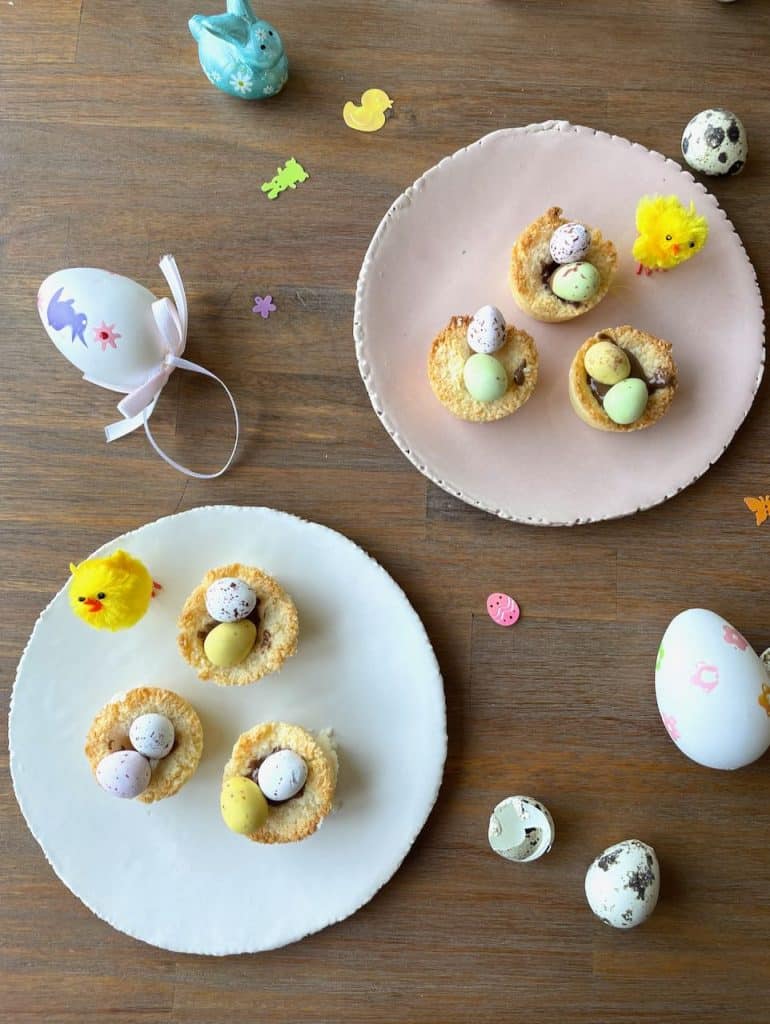 kokosnestjes met paaseieren