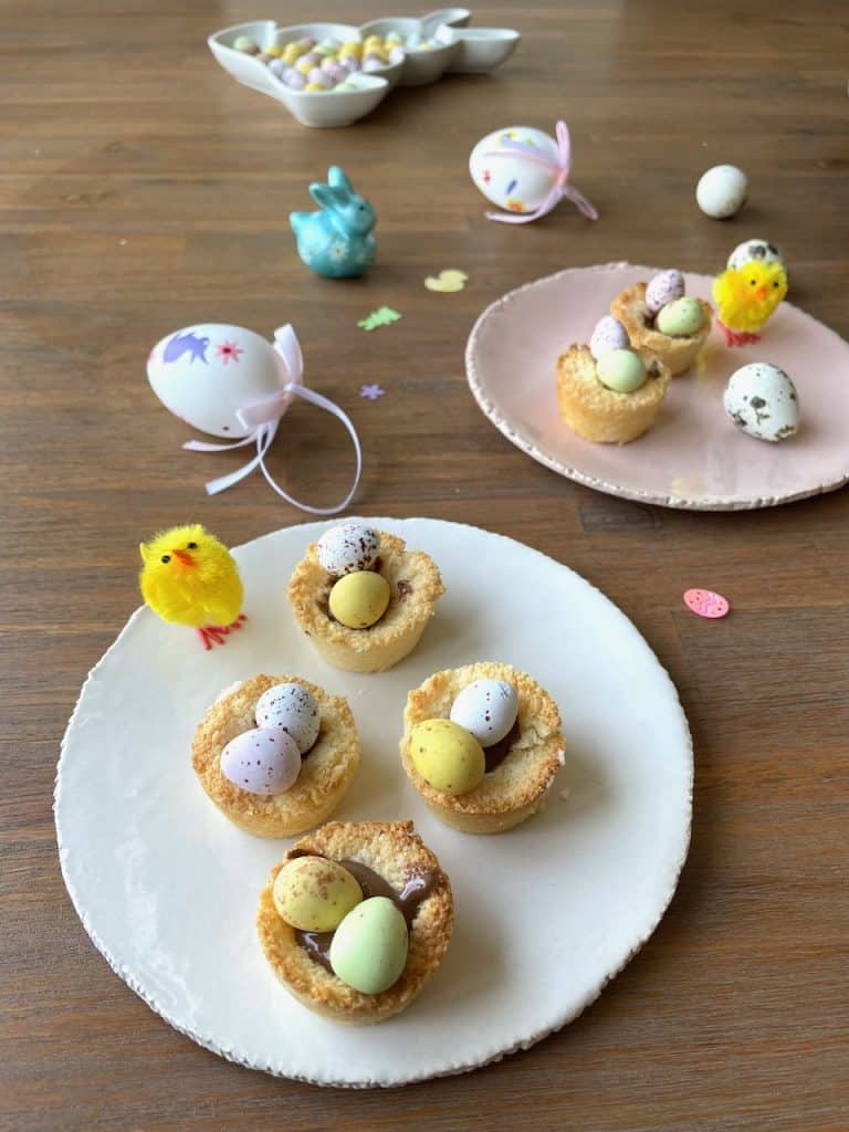 kokosnestjes met paaseieren