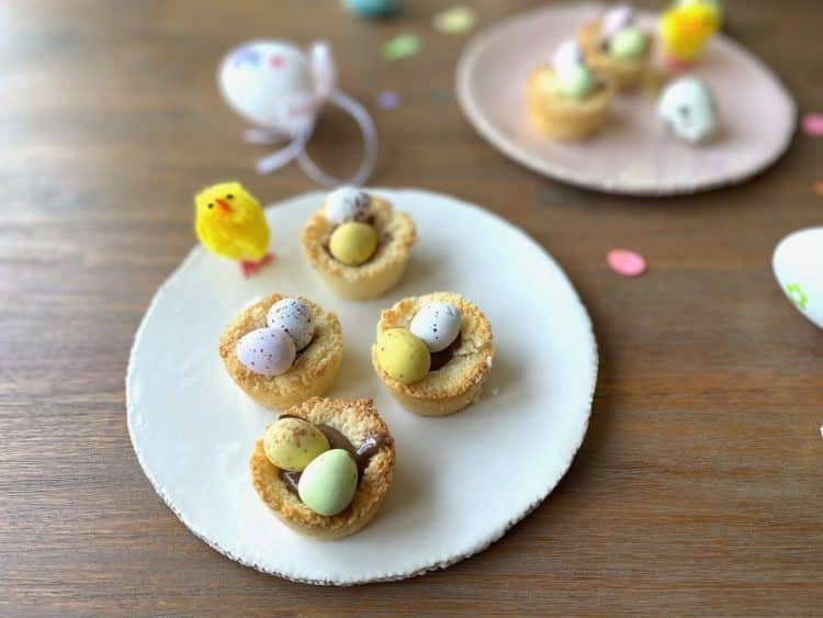 kokosnestjes met paaseitjes