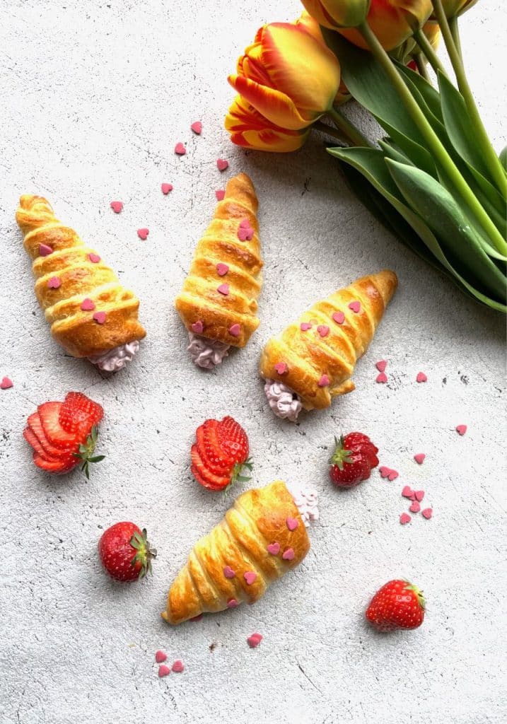 Croissant hoorntjes met aardbeienroom