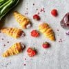 Croissant hoorntjes met aardbeienroom