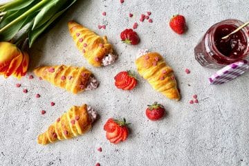Croissant hoorntjes met aardbeienroom