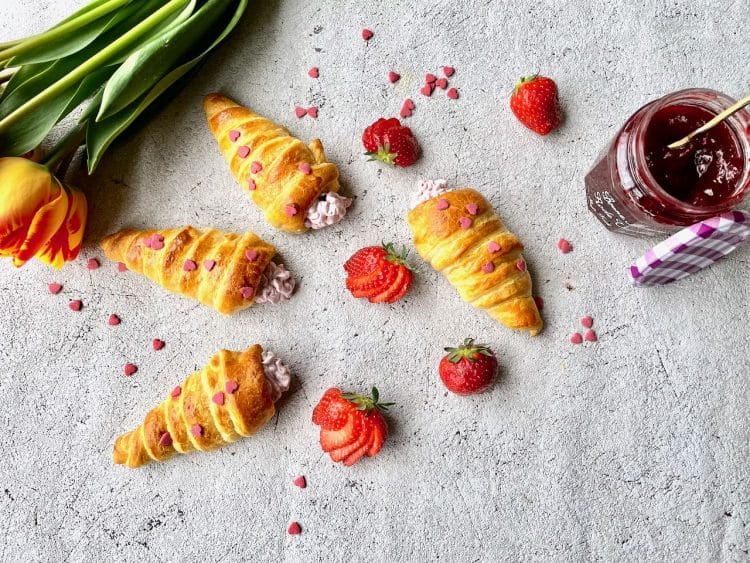 Croissant hoorntjes met aardbeienroom