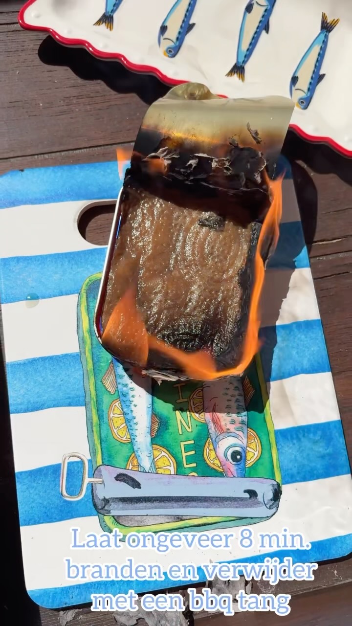 Op de camping, het strand, in de tuin of op je balkon, stook een vuurtje en maak deze licht gerookte sardientjes! Gebruik ongebleekt keukenpapier en serveer met geroosterd brood of toast. En oh ja, let ook op het MSC keurmerk, zoals bijvoorbeeld van @fishtales_official Het keurmerk staat voor wilde vis, schaal- en schelpdieren die duurzaam zijn gevangen. Het garandeert dat er geen sprake is van overbevissing, dat het onderwaterleven en de zeebodem worden beschermd, en dat de visserij goed wordt beheerd. Smaken je sardientjes nóg lekkerder! De fantastische roze 😍poweroven is van @safecourtkitchen
#sardientjes #msc #fikkiestoken