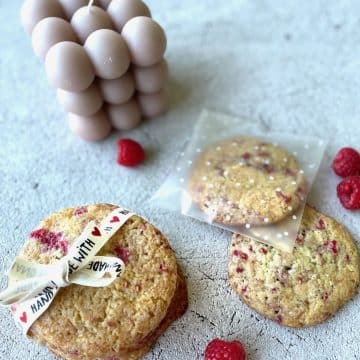 koekjes met witte chocolade en frambozen