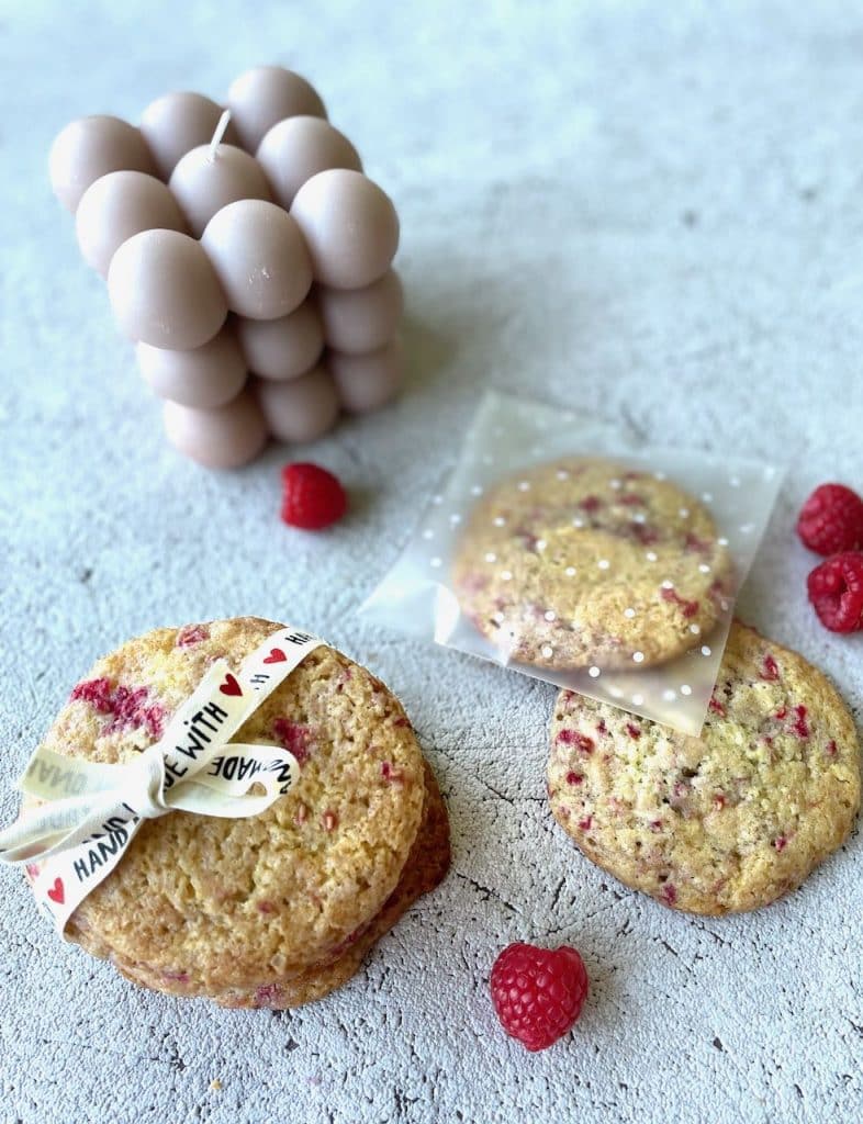 koekjes met witte chocolade en frambozen