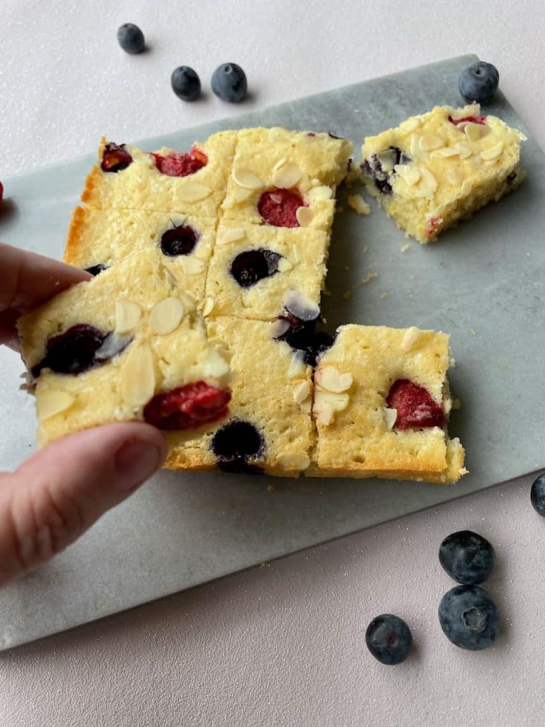 Plaatcake met rood fruit