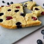 Plaatcake met rood fruit