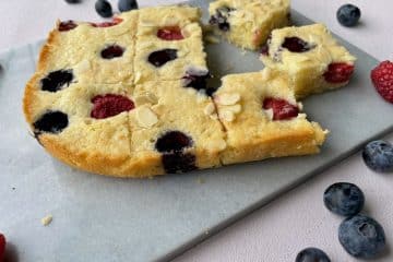 Plaatcake met rood fruit