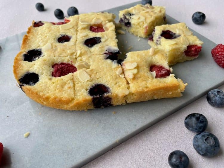 Plaatcake met rood fruit
