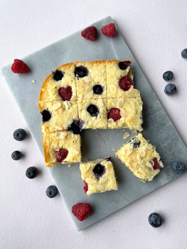 Plaatcake met rood fruit