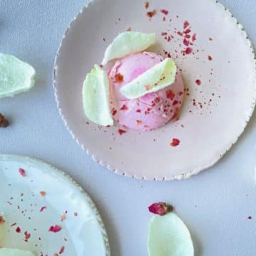 Rozen pannacotta met gesuikerde rozenblaadjes